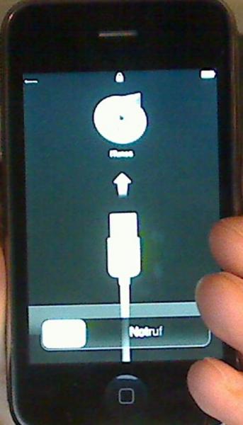 Auf Iphone Display kommt nur das iTunes- Zeichen und das USB kabel zeigt aufs Zeichen